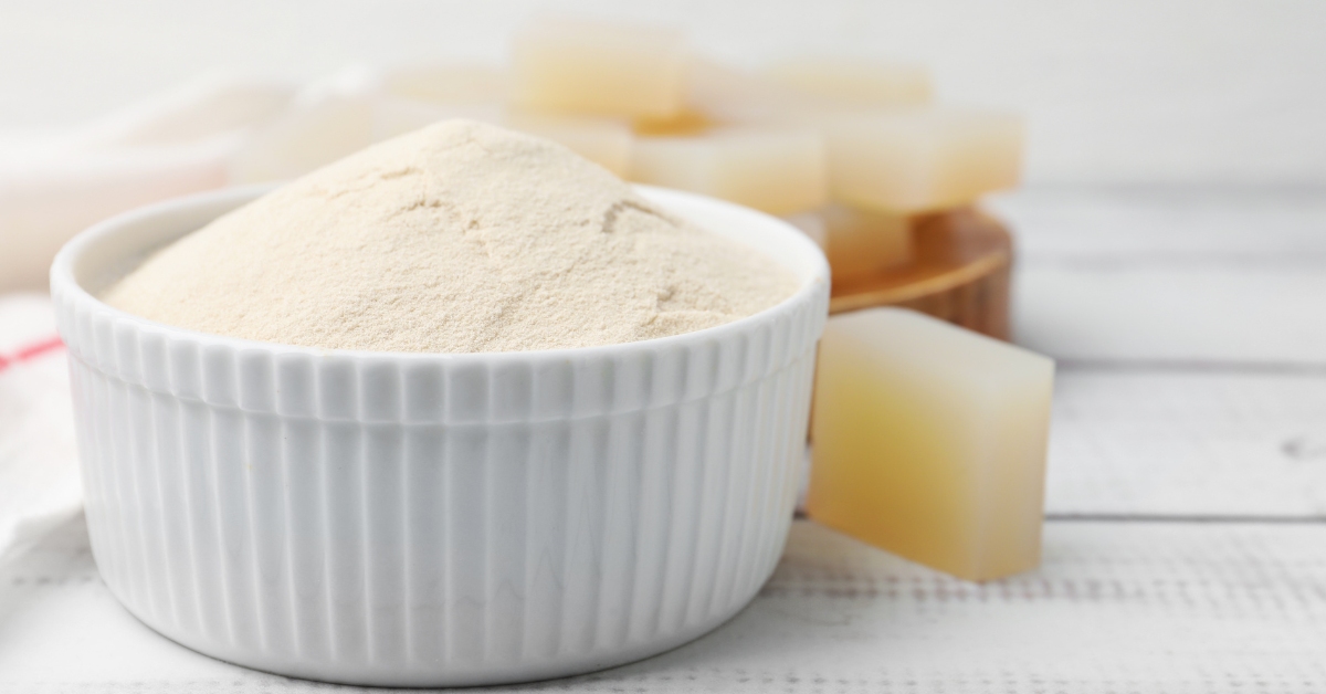 Cubes de gelée agar-agar et poudre sur table en bois, gros plan
