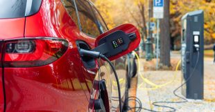 Taxe voiture électrique : bientôt possible en France ?
