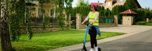 Trottinettes électriques : casque et gilet obligatoires pour tous ? Trottinettes électriques : casque et gilet obligatoires pour tous ?