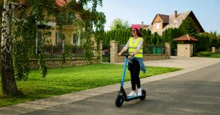 Trottinettes électriques : casque et gilet obligatoires pour tous ? Trottinettes électriques : casque et gilet obligatoires pour tous ?