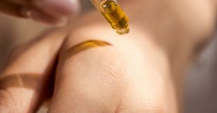 Apaiser sa peau quand il fait chaud : routine simple, efficace et plus responsable Apaiser sa peau quand il fait chaud : routine simple, efficace et plus responsable