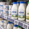 Kéfir au supermarché : ces bouteilles se ressemblent, mais leur contenu peut être très différent