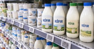 Kéfir au supermarché : ces bouteilles se ressemblent, mais leur contenu peut être très différent Kéfir au supermarché : ces bouteilles se ressemblent, mais leur contenu peut être très différent