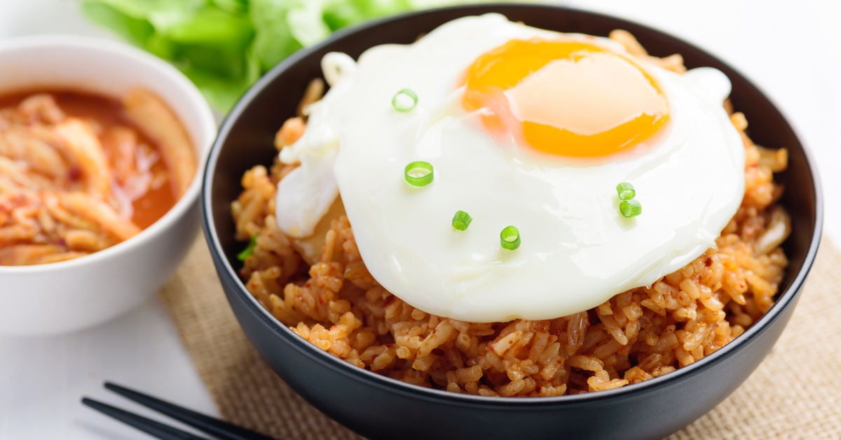 Nourriture coréenne, riz Kimchi frit avec oeuf frit sur le dessus dans un bol