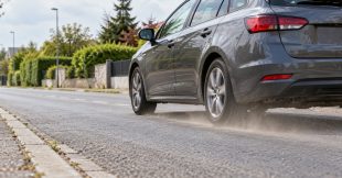 Pollution automobile : la vitesse remet aussi les poussières de la route en suspension Pollution automobile : la vitesse remet aussi les poussières de la route en suspension