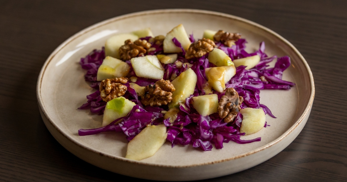 Salade de chou rouge, pomme et noix