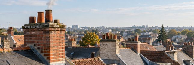 toits-maisons-ville-cheminees-chauffage-bois.jpg